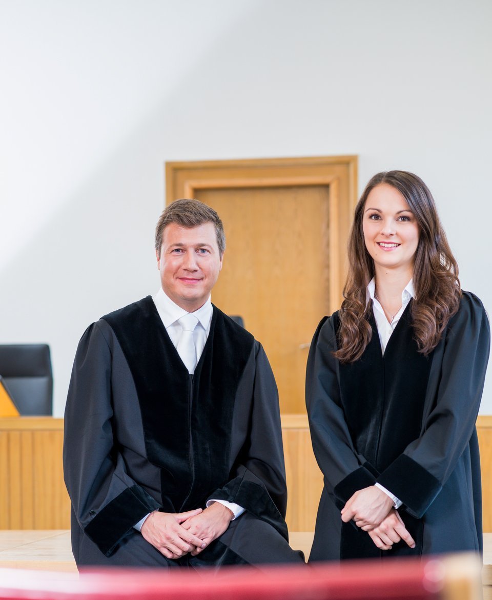 © Bayerisches Staatsministerium der Justiz Zwei Personen in Richtergewand.