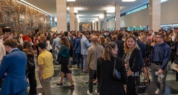 Vereidigung der Anwärterinnen und Anwärter der Finanzverwaltung Das Bild zeigt einige frisch vereidigte Anwärterinnen und Anwärter nach der Vereidigung im Foyer der Meistersingerhalle Nürnberg.