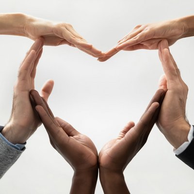 Hände bilden ein Herz Hände formen ein Herzsymbol mit ihren Händen