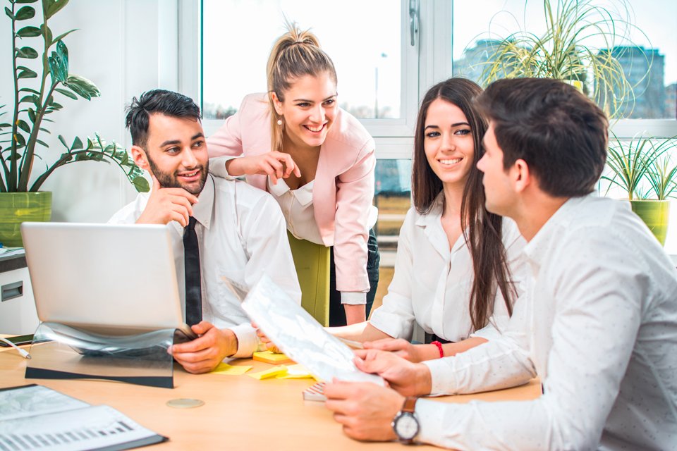 Eine Gruppe von Personen, die an einem Tisch zusammensitzen und Ideen besprechen