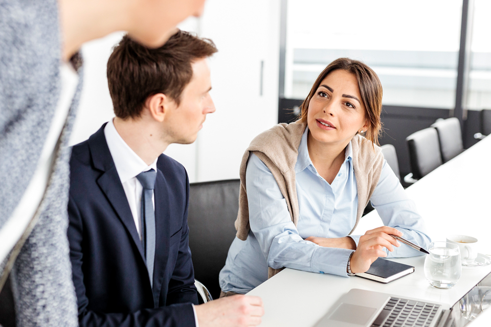 © Bayerisches Staatsministerium für Wohnen, Bau und Verkehr Mehrere Personen sitzen an einem Tisch und unterhalten sich.
