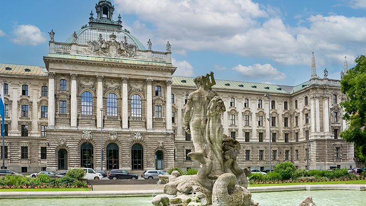 © Bayerischen Staatsministerium der Justiz Imposantes Barockgebäude mit Springbrunnen im Vordergrund.