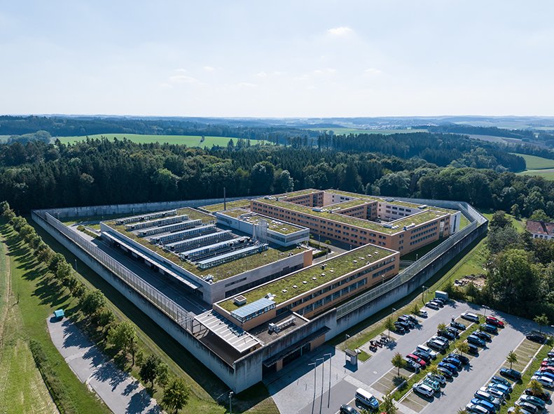 © Justizvollzugsanstalt Landshut; Luftbildaufnahme: Felix Oliv; Postproduktion: Felix Löchner Bild der JVA Landshut, aufgenommen aus der Luft